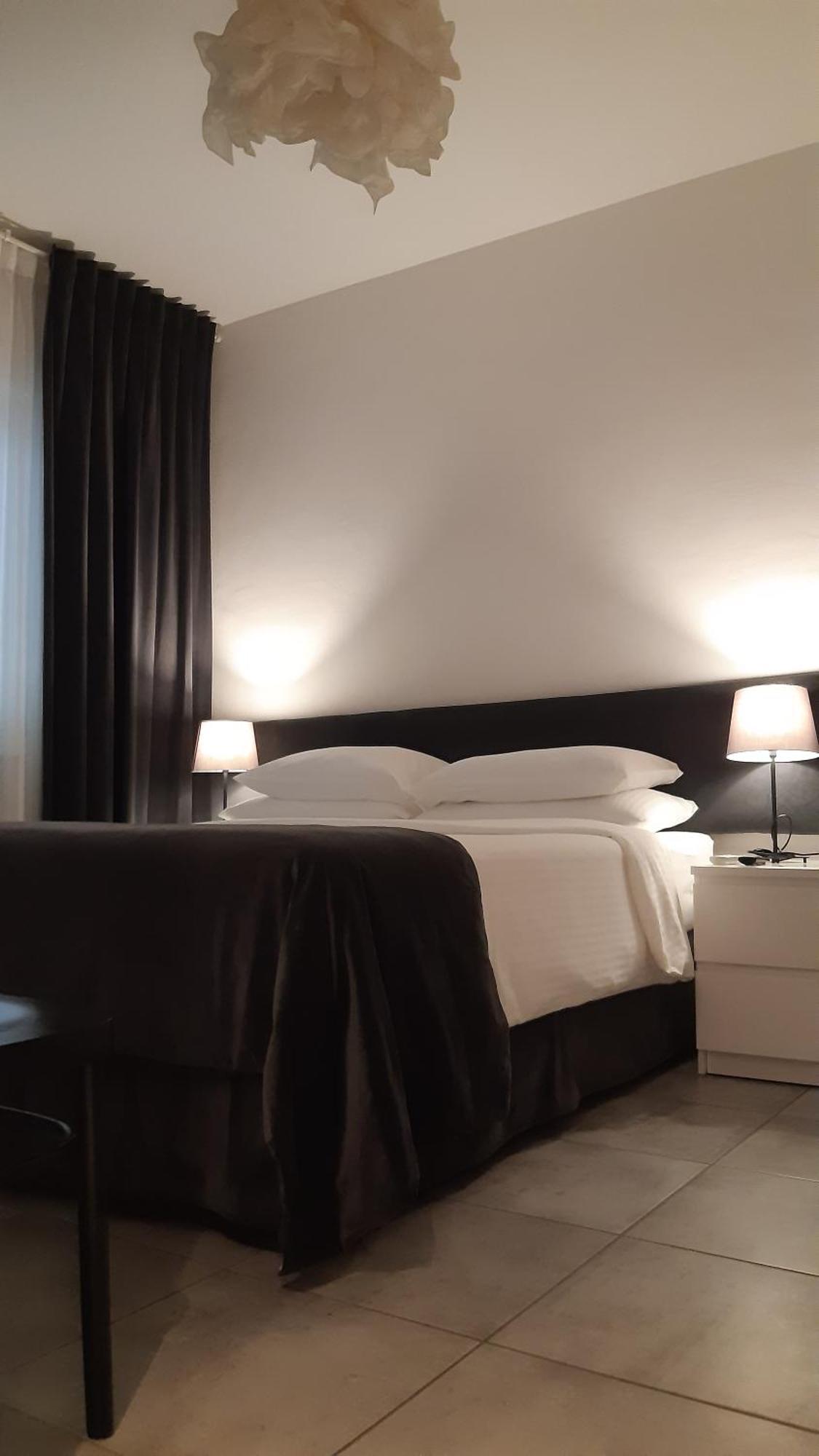 La Duchessa Hotel อัลบา ภายนอก รูปภาพ